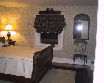 Julia's Bed & Breakfast 6500 Sq Ft. Sleeps 16 with 8 Bathrooms - Hubbard - Bedroom