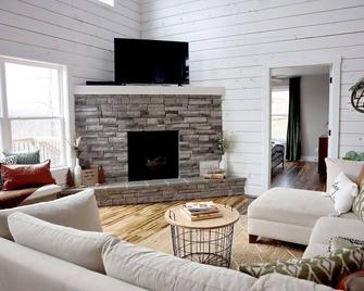 Stunning Nolin Lake Luxury Cabin w/hot tub, fireplace, swingset, and more! - Leitchfield - Living room