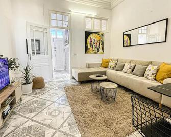 Cosy Apartment In La Marsa Corniche - Beach - La Marsa - Living room