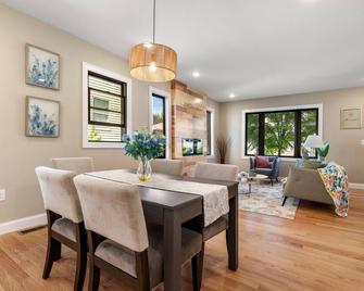 Tranquil 2-bedroom 2 bath condo in charming Boston - Boston - Dining room