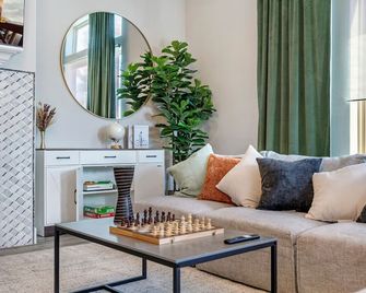 Houston Luxury Home In Museum District: 3br/3.5ba + Rooftop & Pool Table & Games - Houston - Sala