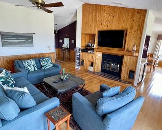 Ships Watch! Affordable 4 BR Sound Front in Duck! - Duck - Sala de estar
