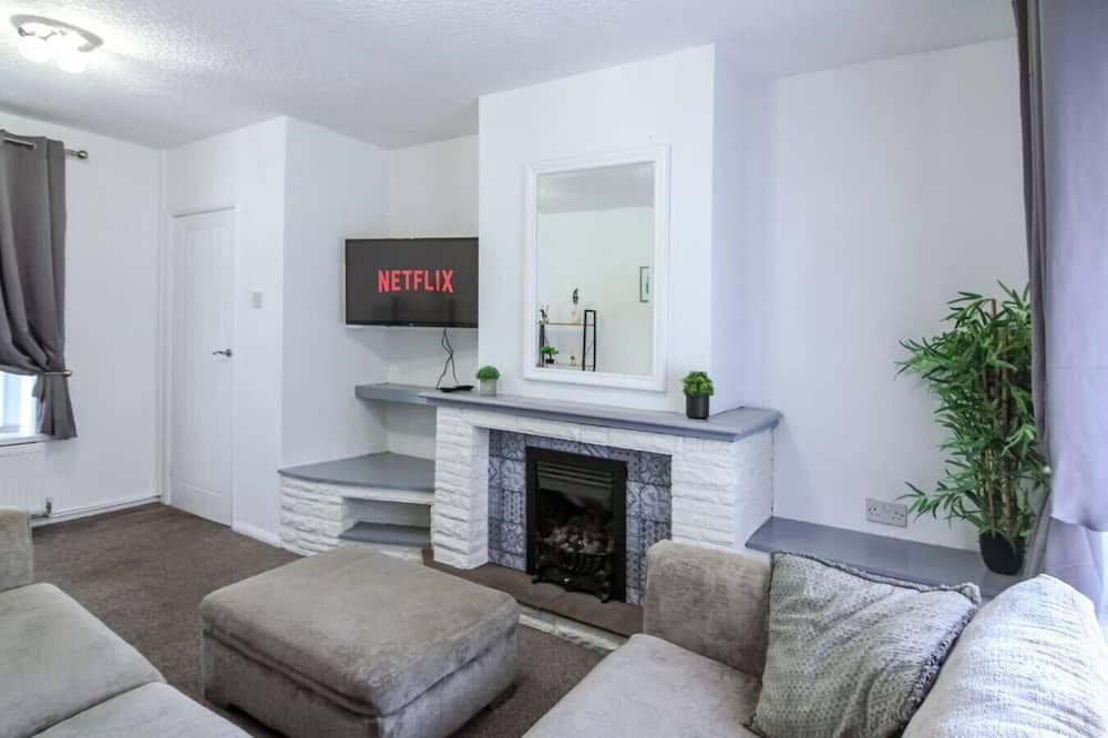 Modern 2br Home in Sk14, Wifi, Parking, - הייד