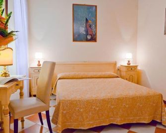 Hotel Henry - Venice - Bedroom