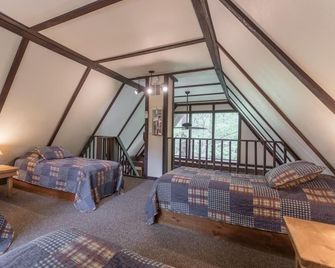 Eagles Nest Retreat! Private Decks In Town - Wisconsin Dells - Habitación