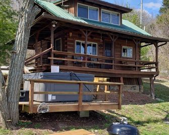 Riverfront Cabin with hot tub - Derby - Building