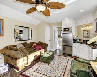 Land Park Studio Charmer. Fully furnished, utilities included. - סקרמנטו - סלון