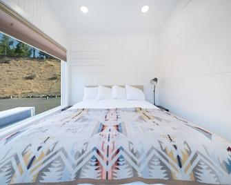 New! Eagles Landing B04 Tiny Home - Hot Tub - Madras - Bedroom