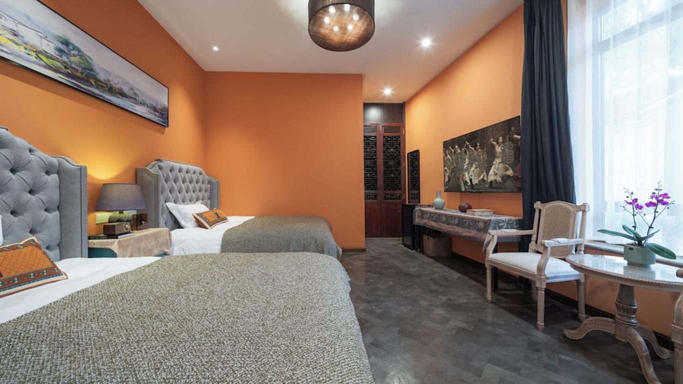 Hotel Cote Cour Deductive Beijing - Quadrangle close to Tiananmen Square & Forbidden City & Nanluoguxiang, Walk to Wangfujing, English speaking, Free WiFi, Free Laundry, Free Wonton & Noodles with Tour ticket service, Free selfies with ancient costume