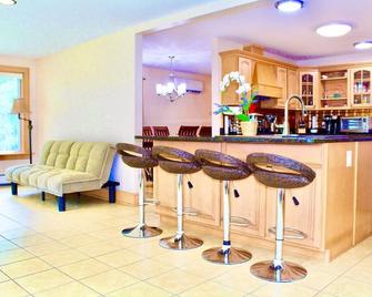 Scenic Views & River Access, Cozy River Home - Montague - Bar