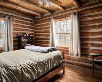 Rustic Mountain Log Cabin Perched on a cliff side above the Shenandoah River - Front Royal - Bedroom