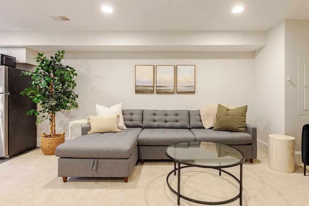 Private Garage Parking and King Bed - Walk to Metro - واشنطن د.ك. - غرفة معيشة