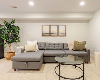 Private Garage Parking and King Bed - Walk to Metro - واشنطن د.ك. - غرفة معيشة