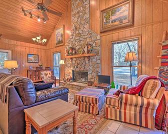 Serene Cabin w/ Riverfront Views & Access! - Fayetteville - Sala de estar