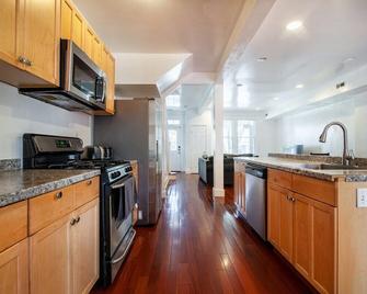 Spacious, Relaxing, 4 Bd 3.5 Ba Home In Petworth! - Washington, D.C. - Kitchen
