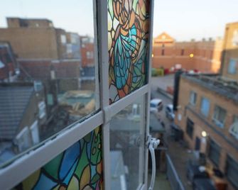 The Bank Hotel - Barking - Balcón