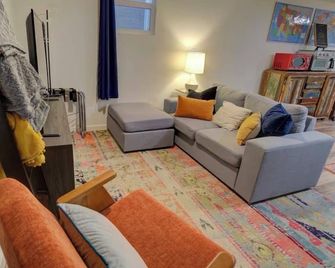 Walk to Music, Cafe, Bars, Food & Hospital in Central Denver. Turo + 420 ok! - Denver - Sala de estar