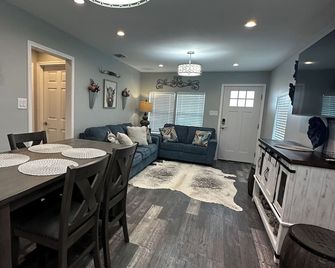 Kings Villa 2 bedroom/1 bath near Texas A&M University - Kingsville - Eetruimte