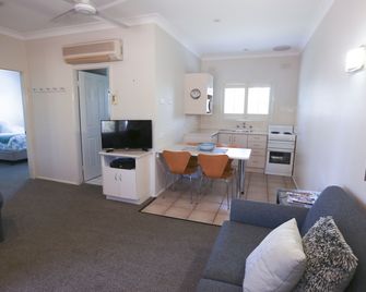 Country Apartments - Dubbo - Living room