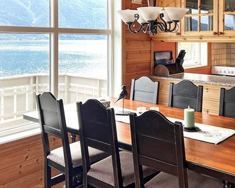 4 Star Holiday Home in Leikanger - Leikanger - Dining room
