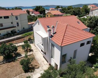 Apartment Happy - Brodarica - Gebäude