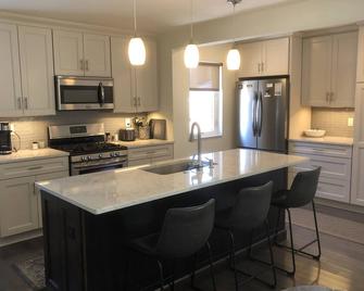 Private Home, Close To Town, With Modern Living - Carnegie - Kitchen