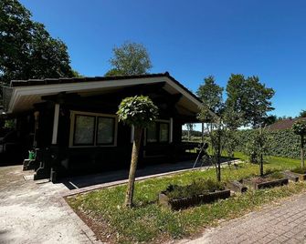 Finnish Chalet with Private Garden & Sauna near Veluwe - Hulshorst