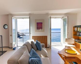 Carattino 12 Idyllic Seafront Retreat - Vernazza - Living room