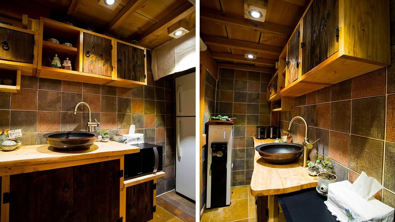 Jeonju Hanok Maeul Hanok Gotek Bugyeongdang