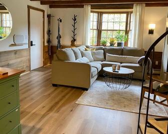 Beautifully renovated with fireplace and coffee bar - White River Junction - Living room