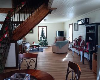 Charming 3-bedroom cabin with AC and WiFi in delightful Rogersville - Rogersville - Sala de estar