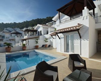 Mountainside villa and view overlooking the sea, a paradise on earth - La Herradura - Pool