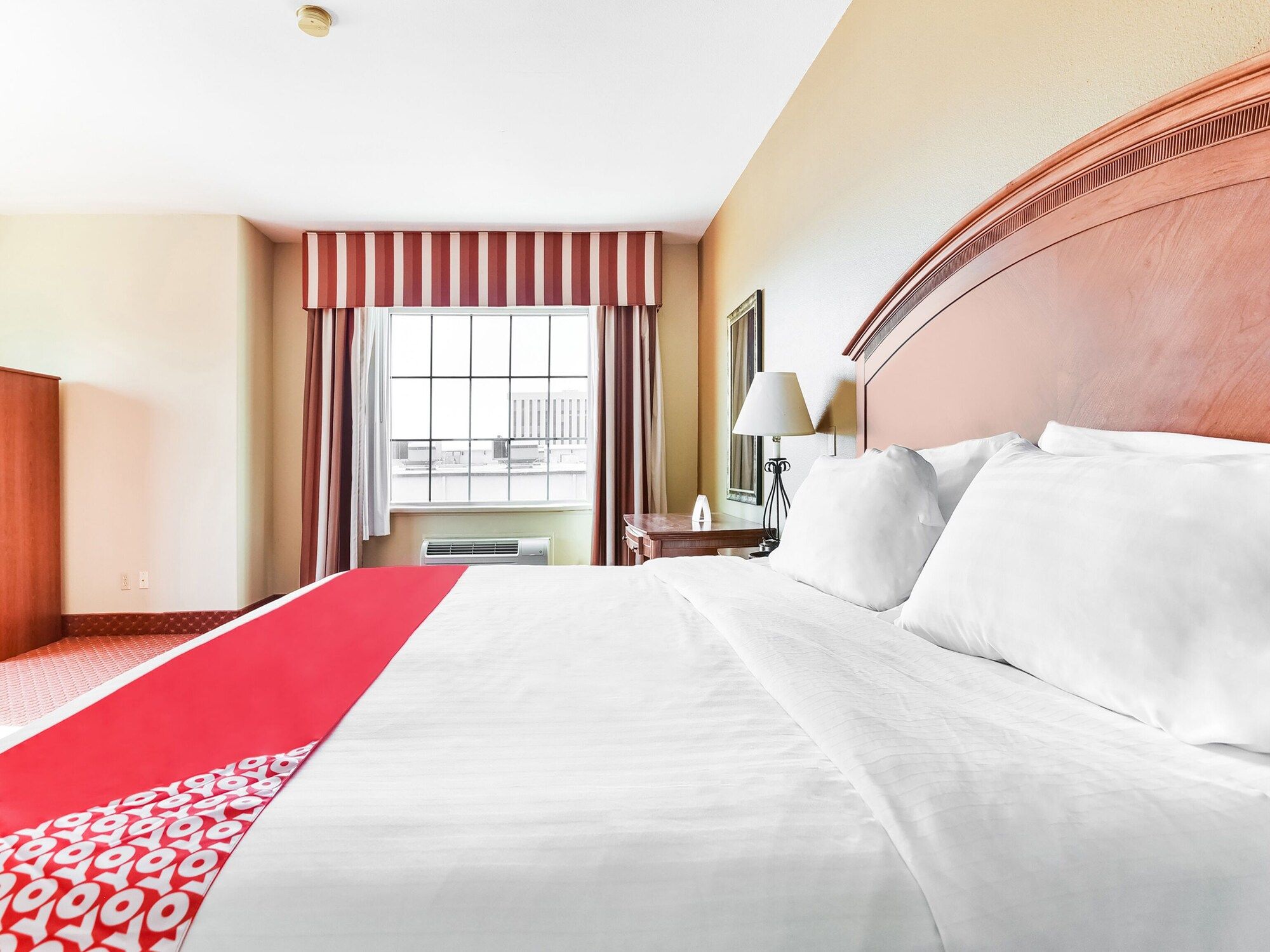 Bedroom view of OYO Townhouse Oklahoma City Airport