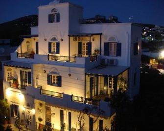 Boussetil Rooms Capanmat - Tinos - Edificio