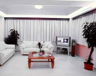 Adonis Hotel - Mitikas