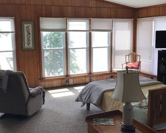 Water Front View, South Facing Horizon Views, Water Sports And Birds. - Belhaven - Living room