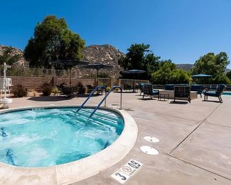 Enjoy a Hassle-Free Stay! 3 Convenient Units w/ Full Kitchen | Pool | Parking - Ramona - Piscina