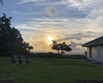 Very Nice 3 Br And 3 Bath Florida Home 1 1/2 Mile From Jupiter Island Beach - Hobe Sound - Outdoors view