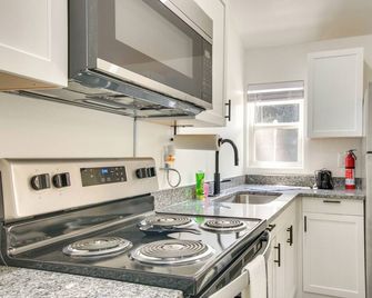 Close to Lake Grove Cabin With Shared Fi - Grove - Cocina