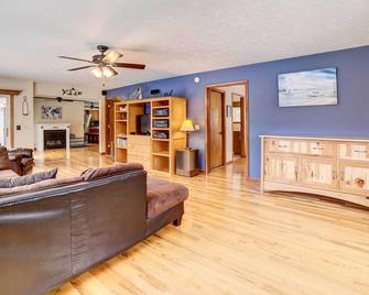Waterfront Evart House on Chippewa Lake Channel - Evart - Living room