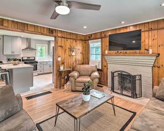 Cozy Arden Cottage, 2 Mi to Lake Julian Park! - Arden - Living room
