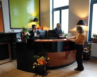 Your Hostel Midi Station - Bruselas - Recepción