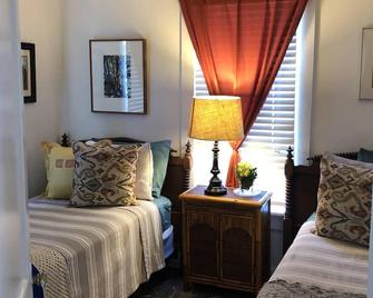 Bungalow located in downtown Tryon, N.C. - Tryon - Bedroom