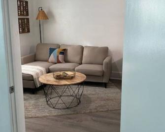 Beautiful Apartment 307 in a 100 year old building - Klamath Falls - Living room