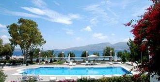 Lagada Beach Hotel - Adamantas - Pool
