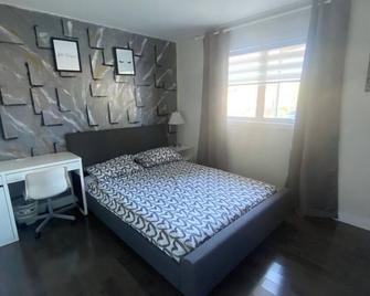 House in Saint-Constant 15 minutes from Montreal - Saint-Constant - Bedroom