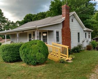 Entire House in the Heart of Western Burke County, NC - Morganton - Building