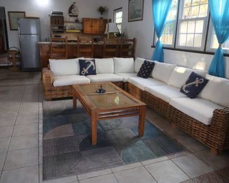 Zero minutes to the most prestigous cove in the area - Treasure Beach - Living room