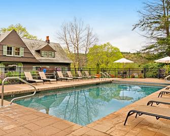 Charming & spacious two-story townhome with balcony - close to Okemo - Ludlow - Pool
