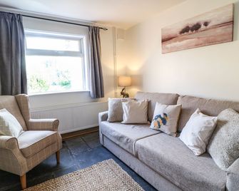 Hops Cottage - Ashbourne - Living room